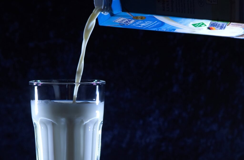 milk, glass, healthy-4147837.jpg